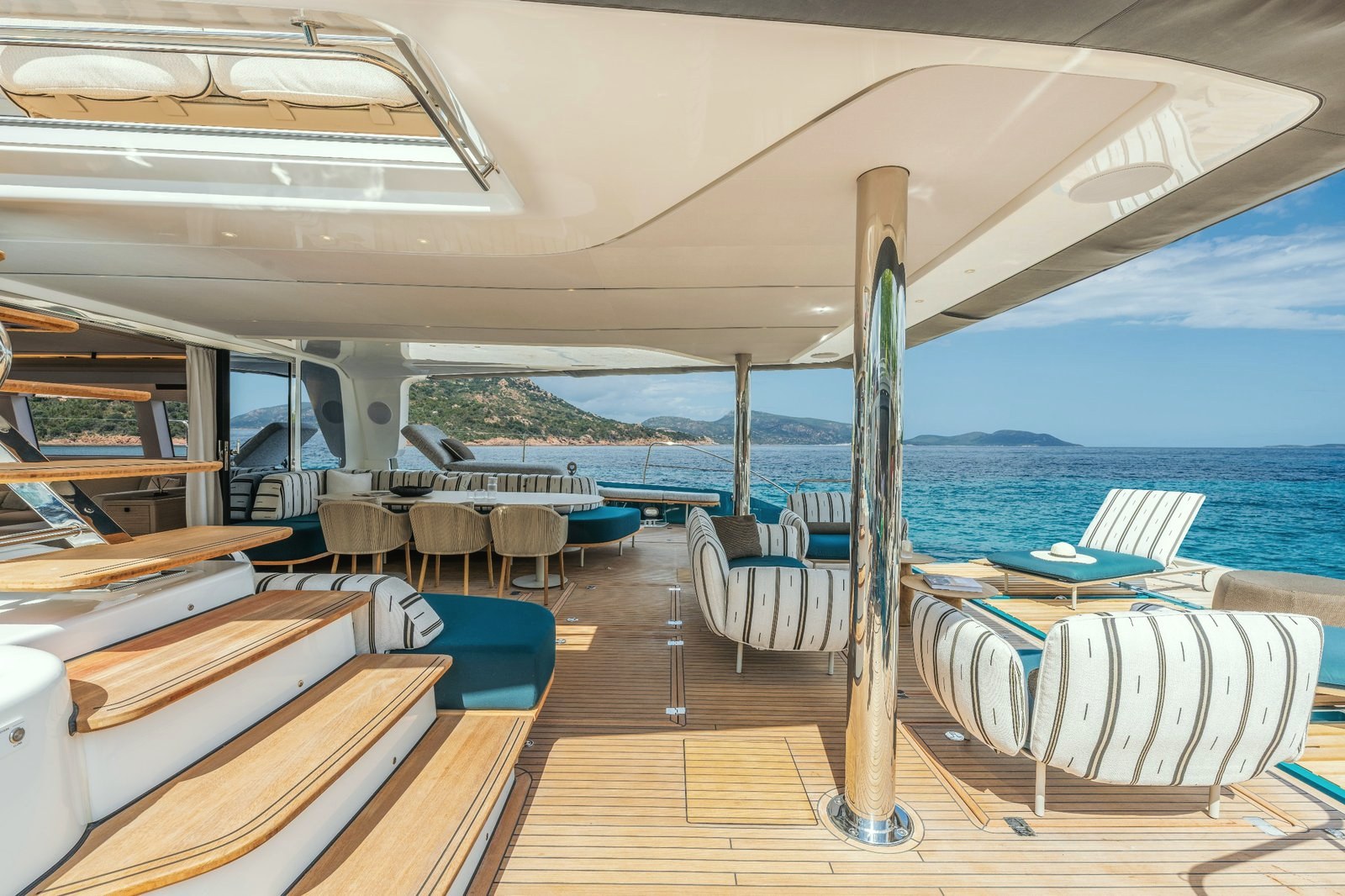 Upper salon with sea view